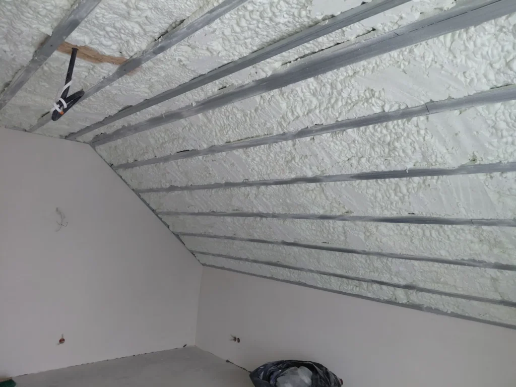 Ocieplanie pianką PUR poliuretanową