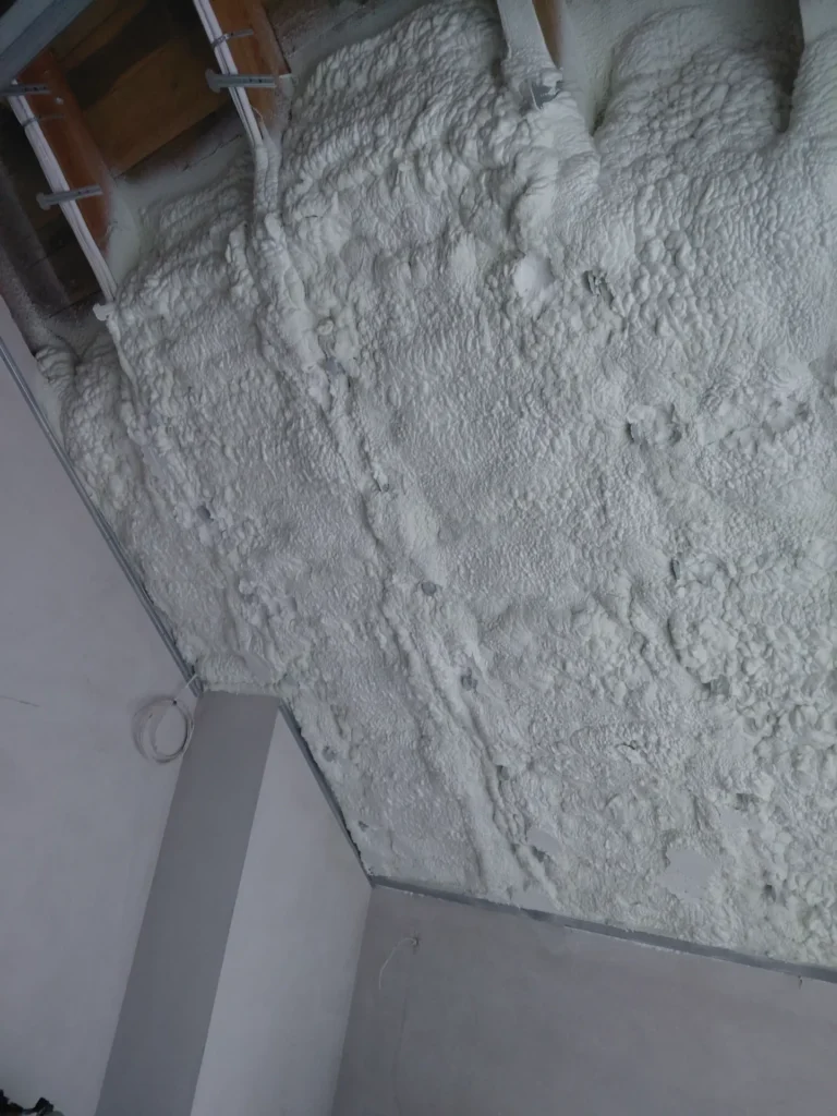 Ocieplanie poddasza pianą pur przez IZO-PLUS