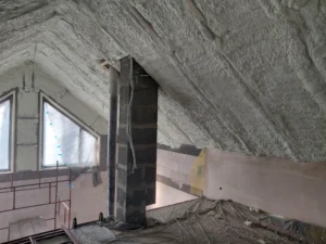 Poddasze budynku ocieplone pianą PUR