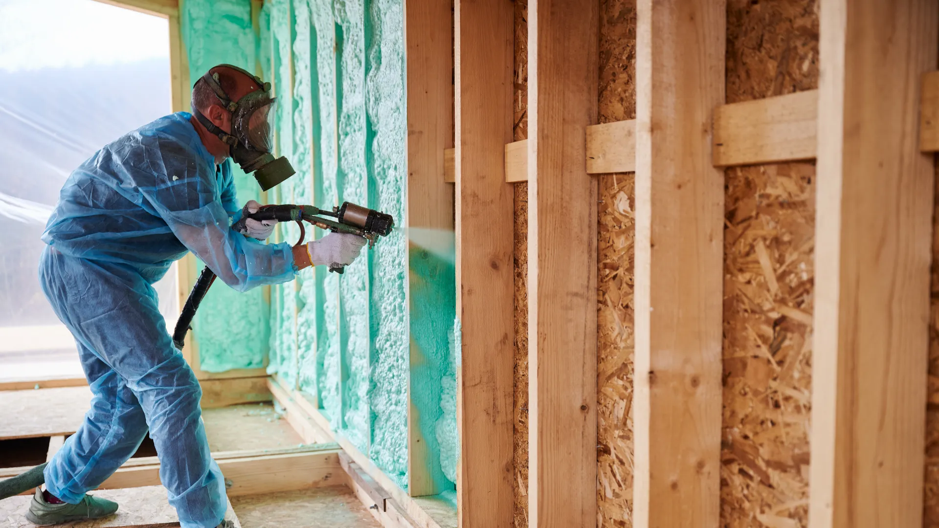 proces natryskowej izolacji budynku pianą PUR